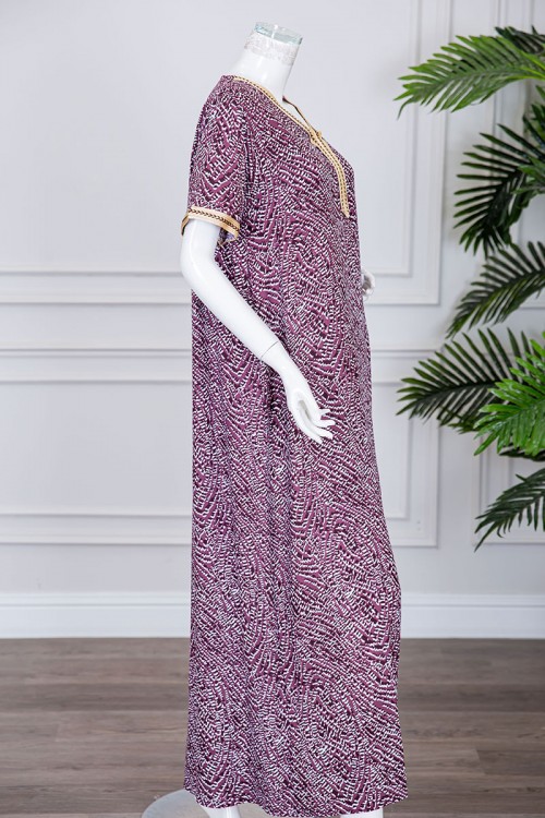 قميص نسائي طويل لون وردي مزين بنقوش و بكلفة مطرزة باللون الذهبي في الياقة و الأكمام