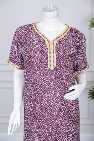 قميص نسائي طويل لون وردي مزين بنقوش و بكلفة مطرزة باللون الذهبي في الياقة و الأكمام