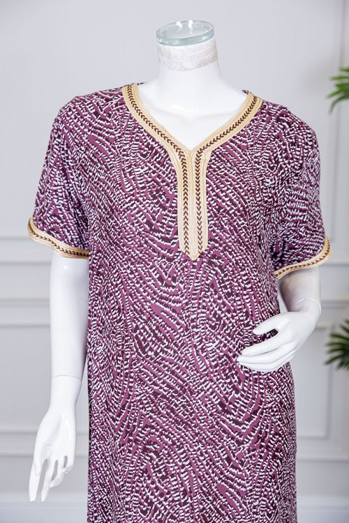 قميص نسائي طويل لون وردي مزين بنقوش و بكلفة مطرزة باللون الذهبي في الياقة و الأكمام