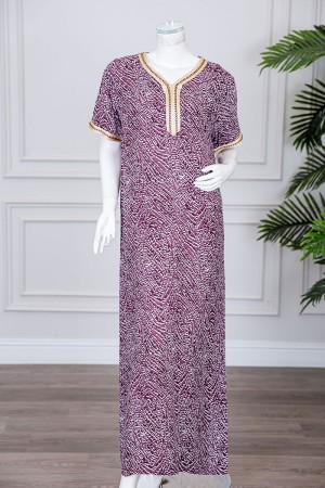 قميص نسائي طويل لون وردي مزين بنقوش و بكلفة مطرزة باللون الذهبي في الياقة و الأكمام