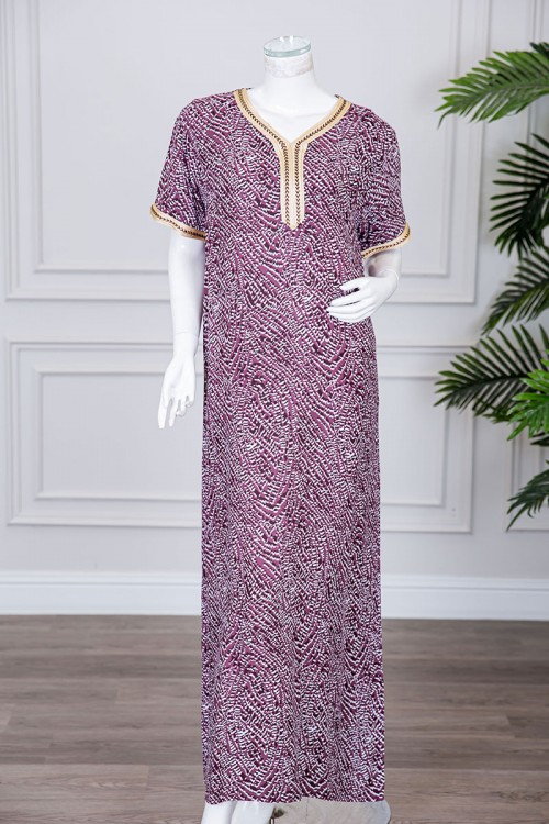 قميص نسائي طويل لون وردي مزين بنقوش و بكلفة مطرزة باللون الذهبي في الياقة و الأكمام