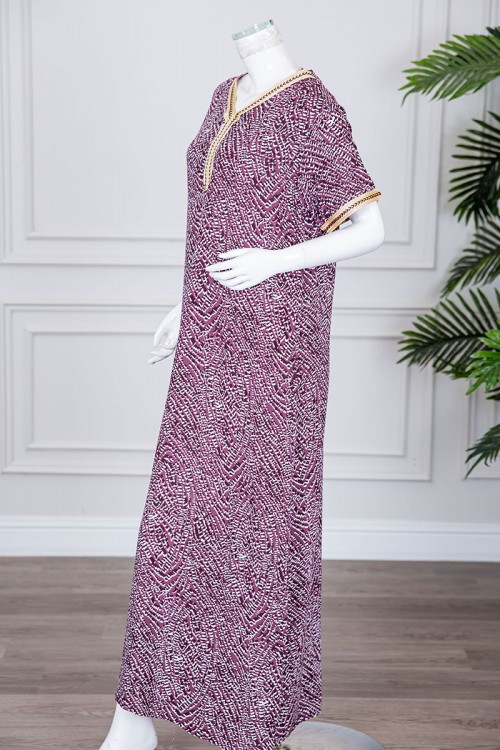 قميص نسائي طويل لون وردي مزين بنقوش و بكلفة مطرزة باللون الذهبي في الياقة و الأكمام