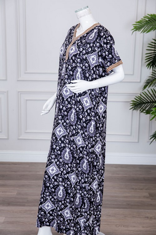 قميص نسائي طويل لون أسود مزين برسومات باللون الرمادي و بكلفة بيج مطرزة باللون الذهبي في الياقة و الأكمام