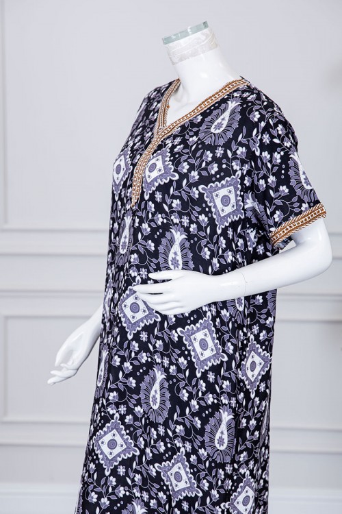 قميص نسائي طويل لون أسود مزين برسومات باللون الرمادي و بكلفة بيج مطرزة باللون الذهبي في الياقة و الأكمام