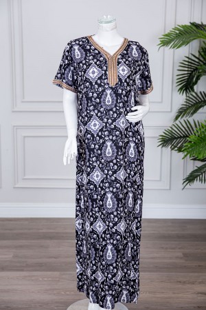 قميص نسائي طويل لون أسود مزين برسومات باللون الرمادي و بكلفة بيج مطرزة باللون الذهبي في الياقة و الأكمام