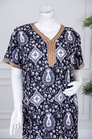 قميص نسائي طويل لون أسود مزين برسومات باللون الرمادي و بكلفة بيج مطرزة باللون الذهبي في الياقة و الأكمام