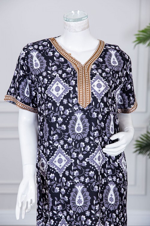 قميص نسائي طويل لون أسود مزين برسومات باللون الرمادي و بكلفة بيج مطرزة باللون الذهبي في الياقة و الأكمام