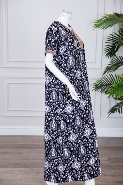 قميص نسائي طويل لون أسود مزين برسومات باللون الرمادي و بكلفة بيج مطرزة باللون الذهبي في الياقة و الأكمام