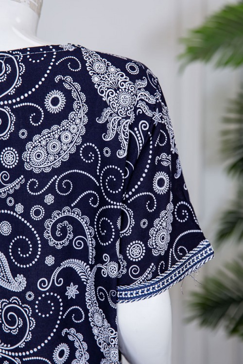 قميص نسائي طويل لون كحلي مزين برسومات و بكلفة مطرزة في الياقة و الأكمام