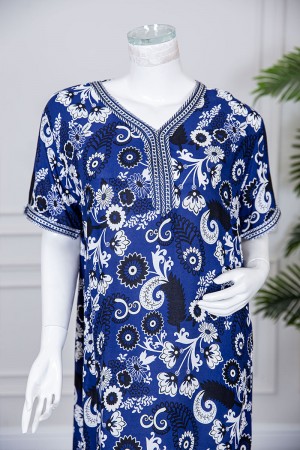 قميص نسائي طويل لون كحلي مزين برسومات و بكلفة مطرزة في الياقة و الأكمام