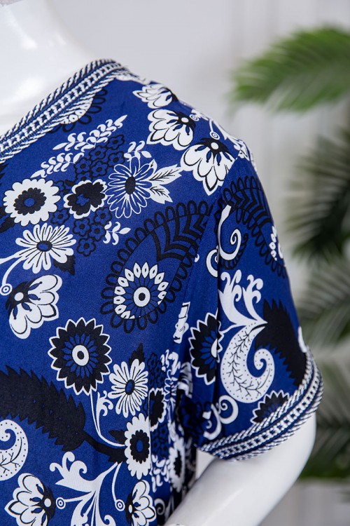 قميص نسائي طويل لون كحلي مزين برسومات و بكلفة مطرزة في الياقة و الأكمام