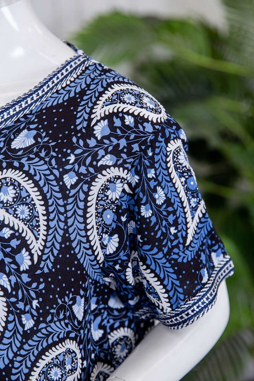 قميص نسائي طويل لون كحلي مزين برسومات و بكلفة مطرزة في الياقة و الأكمام