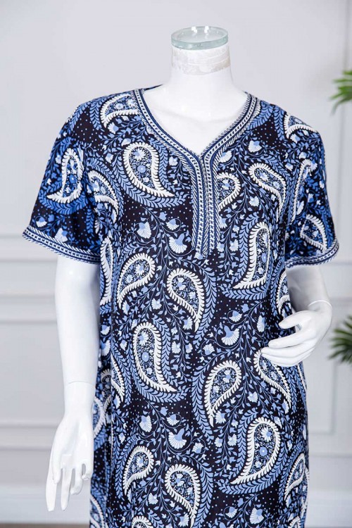 قميص نسائي طويل لون كحلي مزين برسومات و بكلفة مطرزة في الياقة و الأكمام