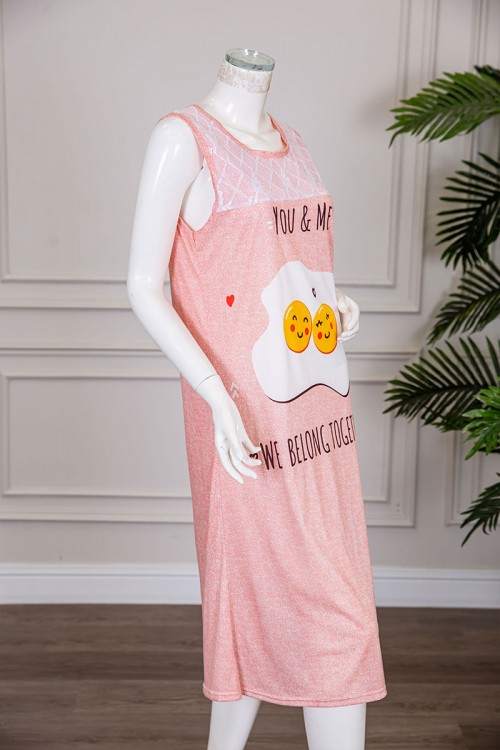 قميص نسائي قصير لون خربزي مزين بكتابات و رسومات ياقة دائرية مزينة بقماش دانتيل بدون أكمام