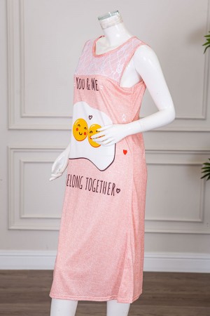 قميص نسائي قصير لون خربزي مزين بكتابات و رسومات ياقة دائرية مزينة بقماش دانتيل بدون أكمام