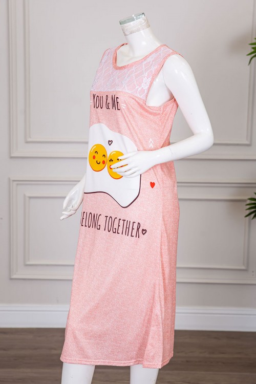 قميص نسائي قصير لون خربزي مزين بكتابات و رسومات ياقة دائرية مزينة بقماش دانتيل بدون أكمام