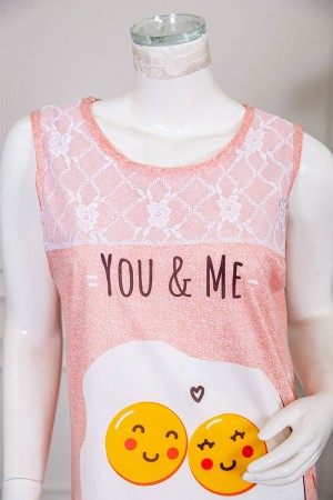 قميص نسائي قصير لون خربزي مزين بكتابات و رسومات ياقة دائرية مزينة بقماش دانتيل بدون أكمام