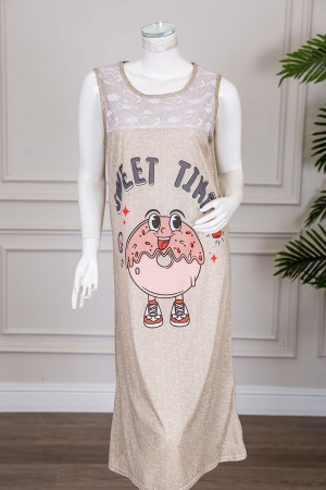 قميص نسائي قصير لون بيج مزين بكتابات و رسومات ياقة دائرية مزينة بقماش دانتيل بدون أكمام