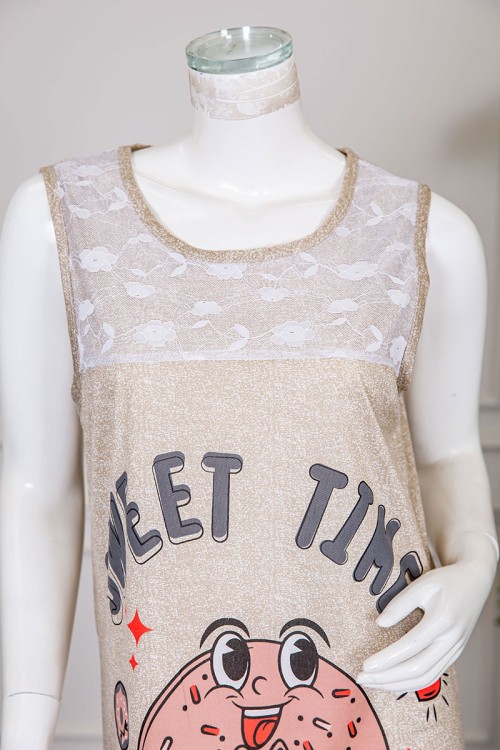 قميص نسائي قصير لون بيج مزين بكتابات و رسومات ياقة دائرية مزينة بقماش دانتيل بدون أكمام