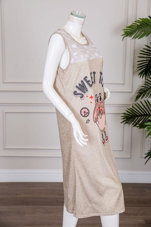 قميص نسائي قصير لون بيج مزين بكتابات و رسومات ياقة دائرية مزينة بقماش دانتيل بدون أكمام