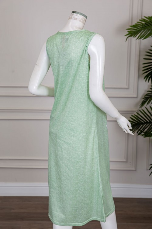 قميص نسائي قصير لون تفاحي مزين بكتابات و رسومات ياقة دائرية مزينة بقماش دانتيل بدون أكمام