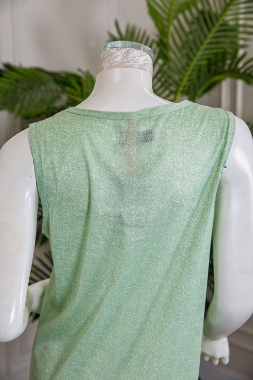 قميص نسائي قصير لون تفاحي مزين بكتابات و رسومات ياقة دائرية مزينة بقماش دانتيل بدون أكمام