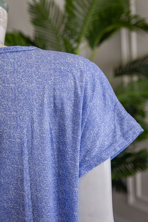 قميص نسائي طويل لون موف مزين بكتابات و رسومات ملونة بياقة دائرية و أكمام قصيرة