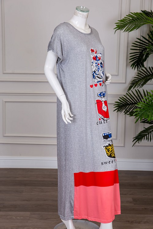 قميص نسائي طويل لون رمادي مزين بكتابات و رسومات ملونة بياقة دائرية و أكمام قصيرة