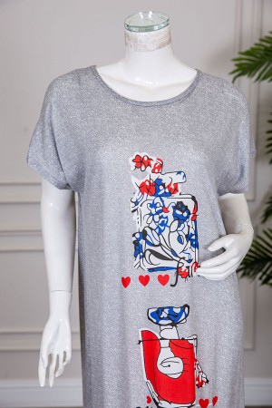 قميص نسائي طويل لون رمادي مزين بكتابات و رسومات ملونة بياقة دائرية و أكمام قصيرة