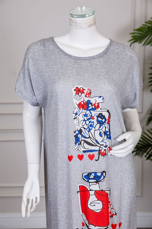 قميص نسائي طويل لون رمادي مزين بكتابات و رسومات ملونة بياقة دائرية و أكمام قصيرة