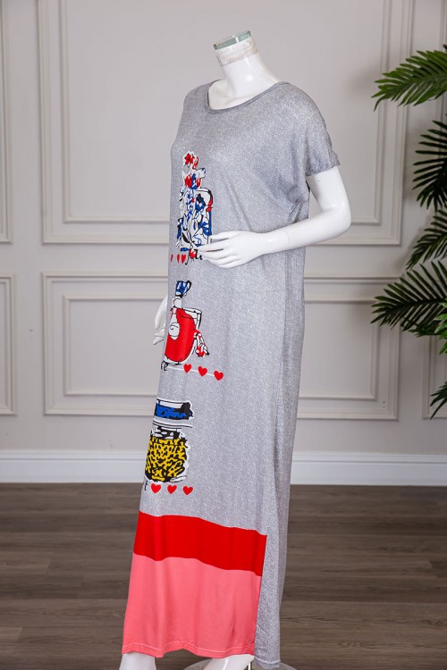 قميص نسائي طويل لون رمادي مزين بكتابات و رسومات ملونة بياقة دائرية و أكمام قصيرة