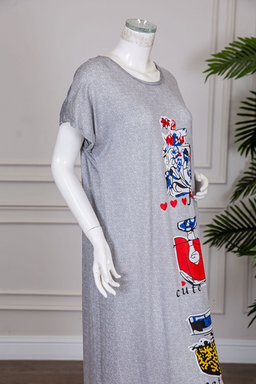 قميص نسائي طويل لون رمادي مزين بكتابات و رسومات ملونة بياقة دائرية و أكمام قصيرة
