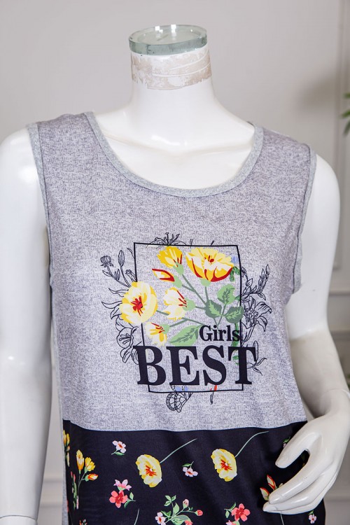 قميص نسائي قصير لون رمادي و أسود مزين بكتابات و رسومات ياقة دائرية بدون أكمام