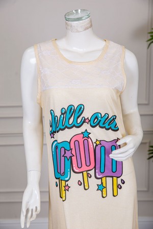 قميص نسائي قصير لون بيج مزين بكتابات و رسومات ياقة دائرية مزينة بقماش دانتيل بدون أكمام