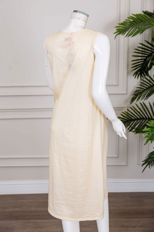 قميص نسائي قصير لون بيج مزين بكتابات و رسومات ياقة دائرية مزينة بقماش دانتيل بدون أكمام