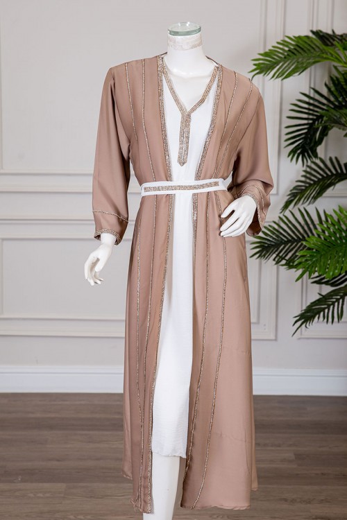 جلابية نسائية قطعتين لون أبيض و بني ياقة قصة سبعة مع حزام مزينة بفصوص من الأمام و الأكمام