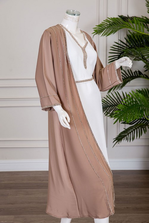 جلابية نسائية قطعتين لون أبيض و بني ياقة قصة سبعة مع حزام مزينة بفصوص من الأمام و الأكمام