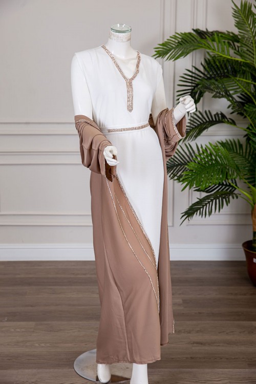 جلابية نسائية قطعتين لون أبيض و بني ياقة قصة سبعة مع حزام مزينة بفصوص من الأمام و الأكمام