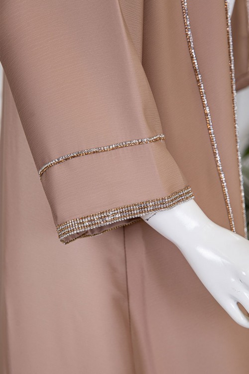 جلابية نسائية قطعتين لون أبيض و بني ياقة قصة سبعة مع حزام مزينة بفصوص من الأمام و الأكمام