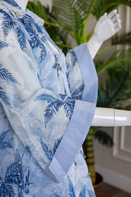 جلابية نسائية لون سماوي مشجرة ياقة قصة سبعة مطوية مزينة بكريستال و بأكمام طويلة