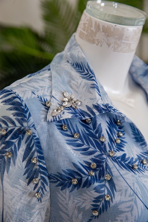 جلابية نسائية لون سماوي مشجرة ياقة قصة سبعة مطوية مزينة بكريستال و بأكمام طويلة