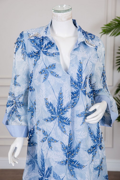 جلابية نسائية لون سماوي مشجرة ياقة قصة سبعة مطوية مزينة بكريستال و بأكمام طويلة