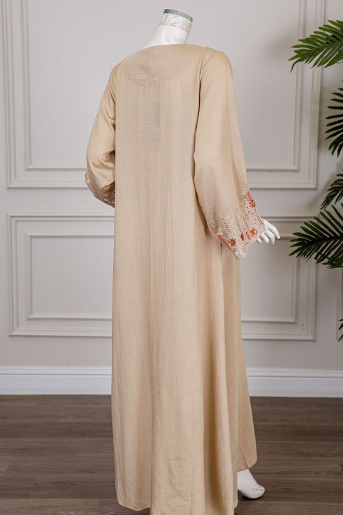 جلابية نسائية لون بيج ياقة مربعة و أكمام طويلة مزينة بتطريز في الصدر و الأكمام
