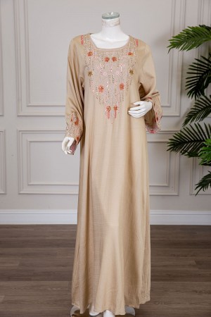 جلابية نسائية لون بيج ياقة مربعة و أكمام طويلة مزينة بتطريز في الصدر و الأكمام