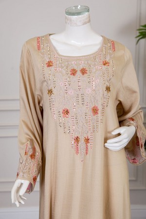 جلابية نسائية لون بيج ياقة مربعة و أكمام طويلة مزينة بتطريز في الصدر و الأكمام