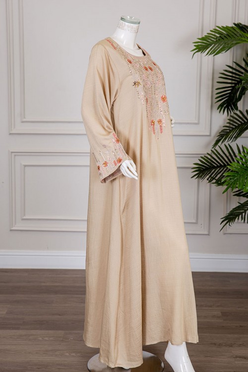 جلابية نسائية لون بيج ياقة مربعة و أكمام طويلة مزينة بتطريز في الصدر و الأكمام