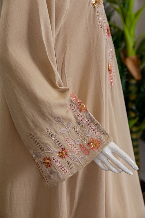 جلابية نسائية لون بيج ياقة مربعة و أكمام طويلة مزينة بتطريز في الصدر و الأكمام