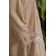 جلابية نسائية لون بيج ياقة مربعة و أكمام طويلة مزينة بتطريز في الصدر و الأكمام