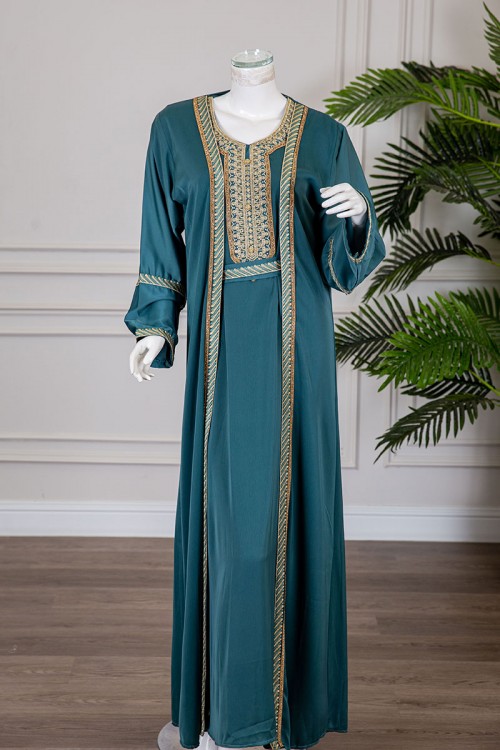 جلابية نسائية قطعتين لون تركواز ياقة دائرية مع حزام مزينة بتطريز من الأمام و الأكمام