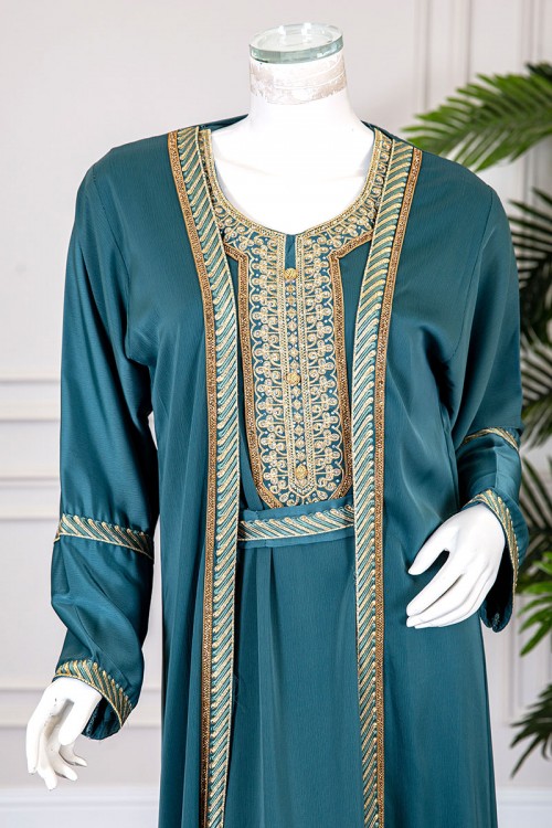 جلابية نسائية قطعتين لون تركواز ياقة دائرية مع حزام مزينة بتطريز من الأمام و الأكمام